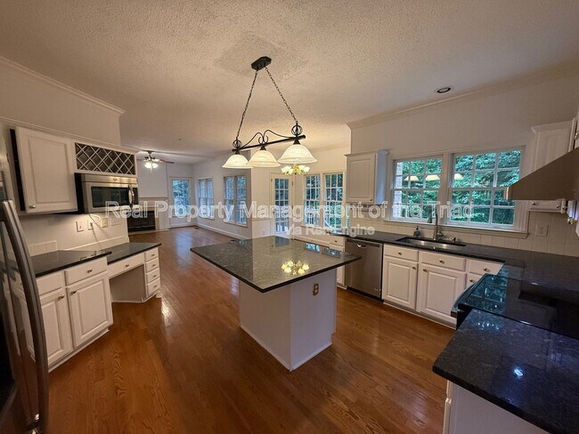 Foto del edificio - 4210 Shoal Creek Dr