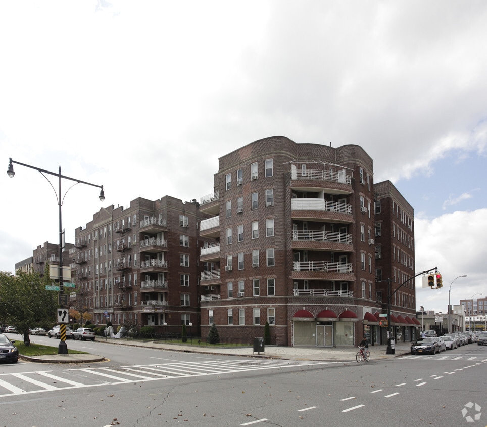 Primary Photo - 25-40 SHORE BLVD