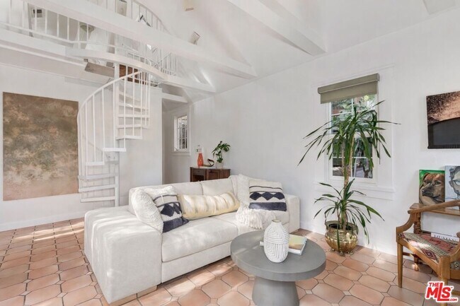 Foto del edificio - 2427 N Gower St