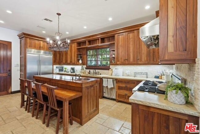 Foto del edificio - 6620 Lindenhurst Ave