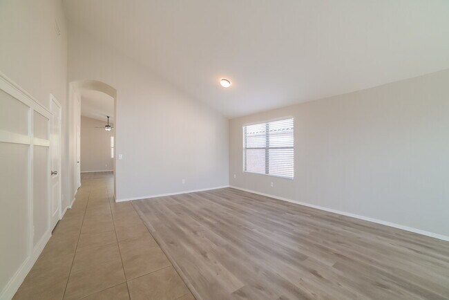 Foto del edificio - 10230 W Jessie Ln