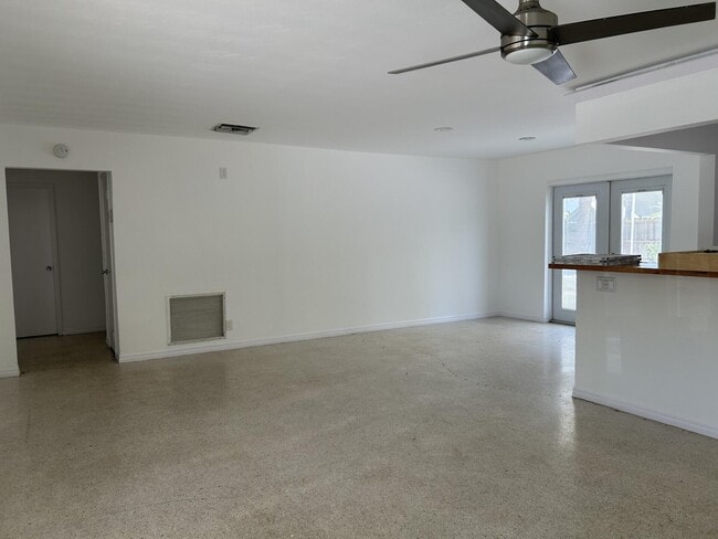 Building Photo - 396 Tequesta Dr