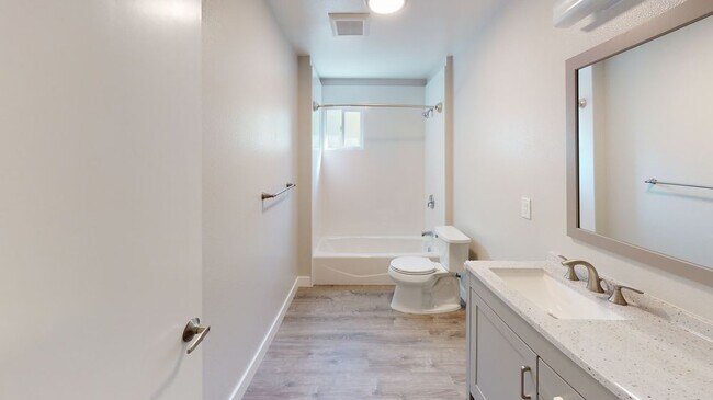 Building Photo - Gorgeous Large 6 bedroom Home
