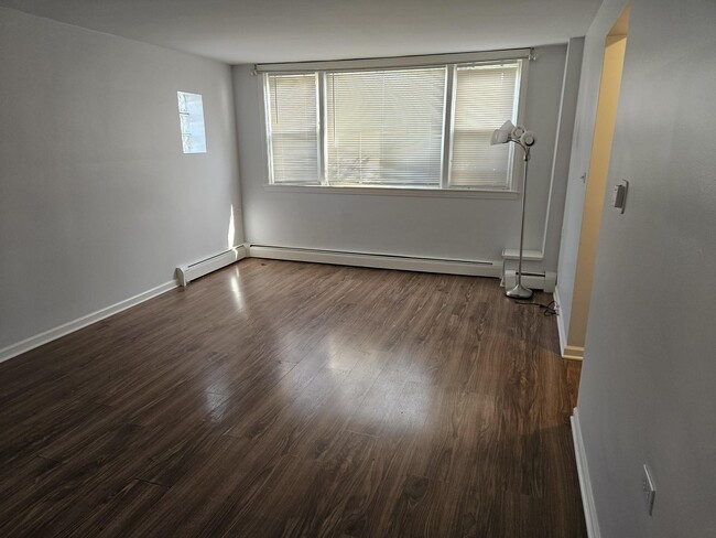 Foto del edificio - 6300 W Diversey Ave