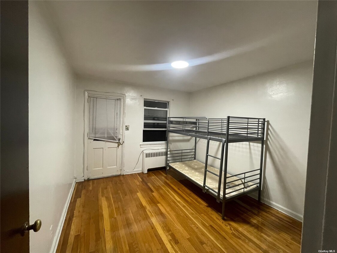 Foto del edificio - 65-28 Utopia Pkwy