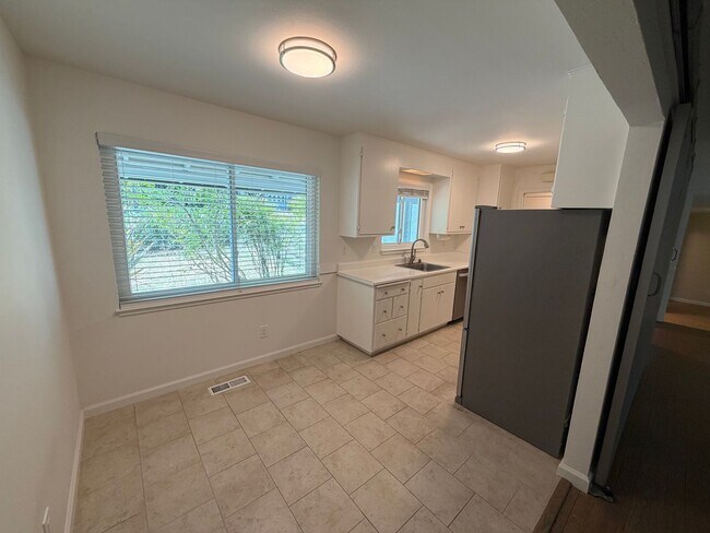Foto del edificio - 3 Bed 2 Bath Duplex W/ Garage In Moraga