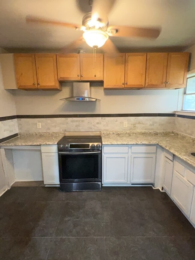 Building Photo - 3426 Tampa St