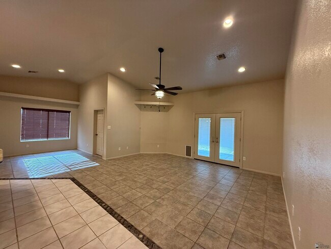 Foto del edificio - 7525 E 26th St