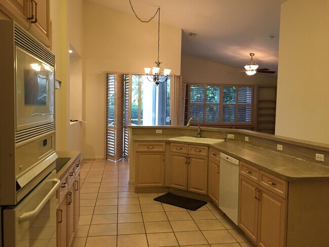 Building Photo - 132 Private Pl