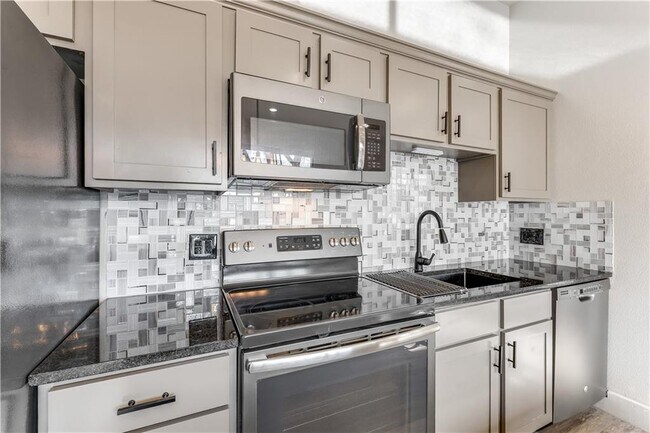 Building Photo - 1723 N Chestnut Ave