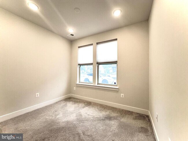 Foto del edificio - 1009 Rockwell Ave