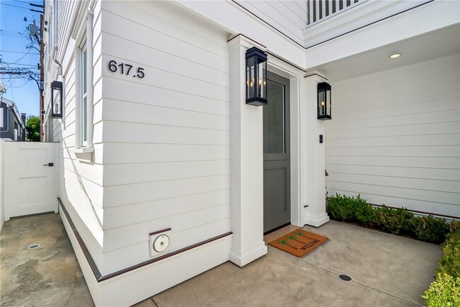 Building Photo - 617 Narcissus Ave