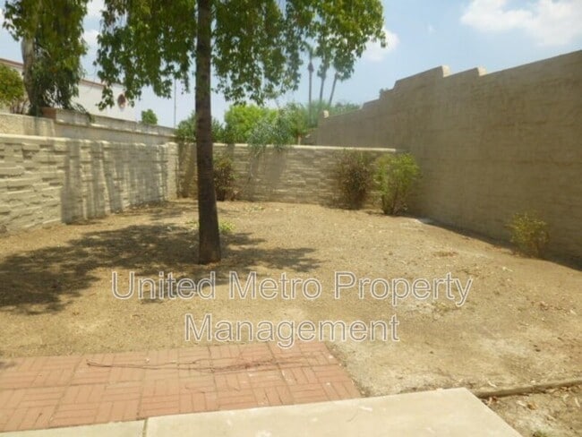 Building Photo - 2920 W Juniper Ave