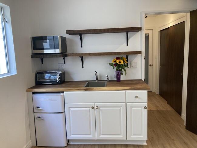 Kitchenette - 292 Rossmore Dr