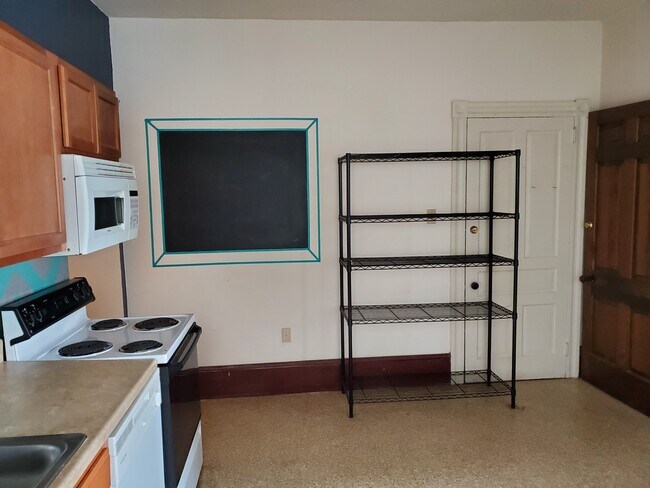 Building Photo - 215 W Chestnut St