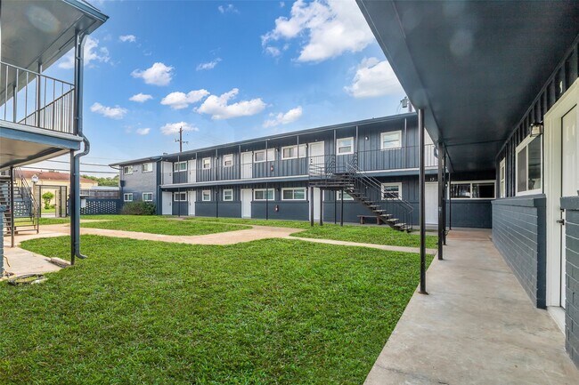 Foto del edificio - 4706 Yellowstone Blvd