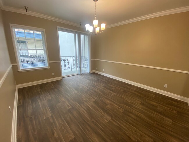 Living room area with courtyard balcony - Clarendon House