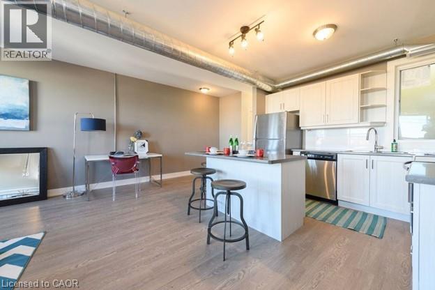 Building Photo - 1000 King St E