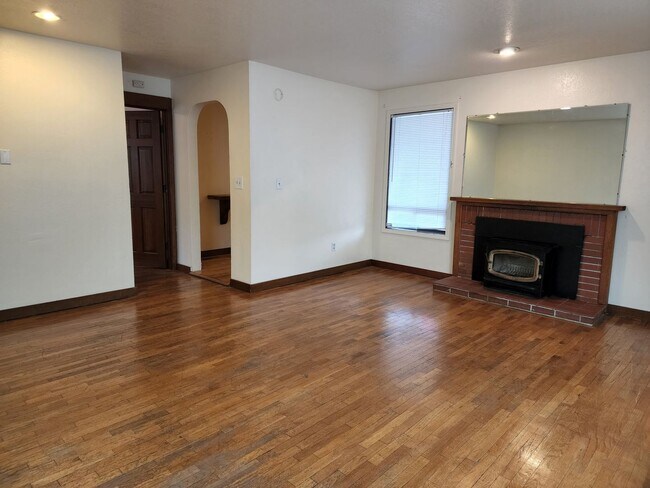 Building Photo - 6117 Community Pl SW