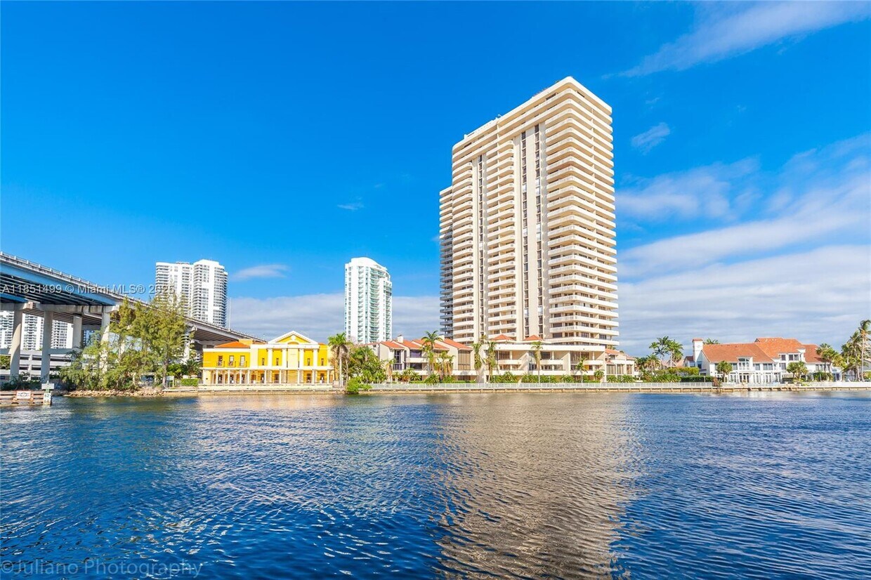 Primary Photo - 19390 Collins Ave
