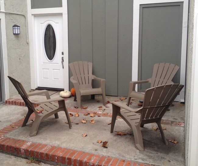 Private Enclosed Front Courtyard - 24981 Silverleaf Ln