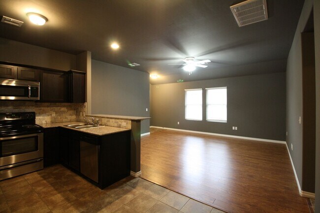 Building Photo - 3 bed, 2 Bath Yukon Duplex in Gated Community