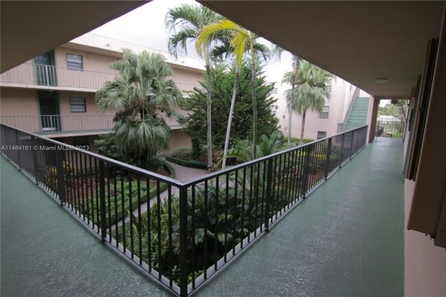 Building Photo - 10525 SW 112th Ave