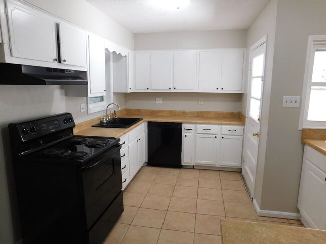 Building Photo - 1760 Northfield Dr