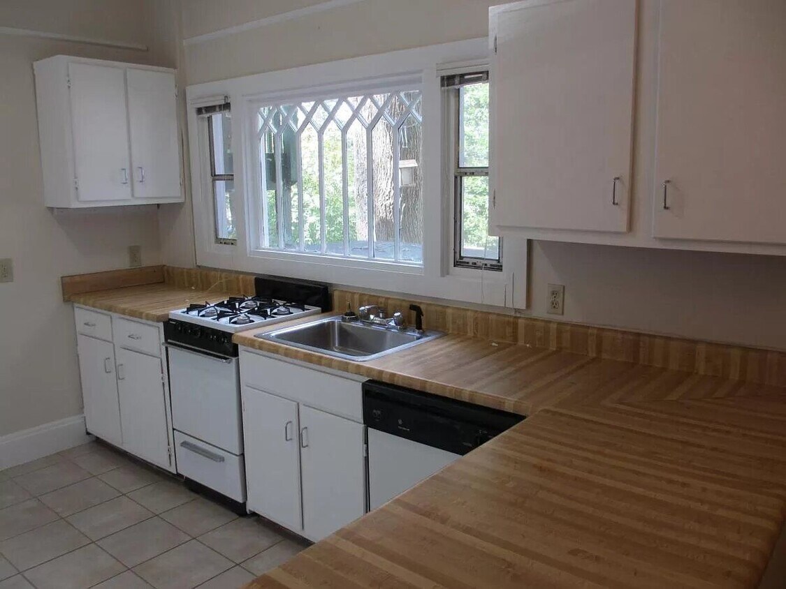 Foto principal - 852 Monroe Dr NE