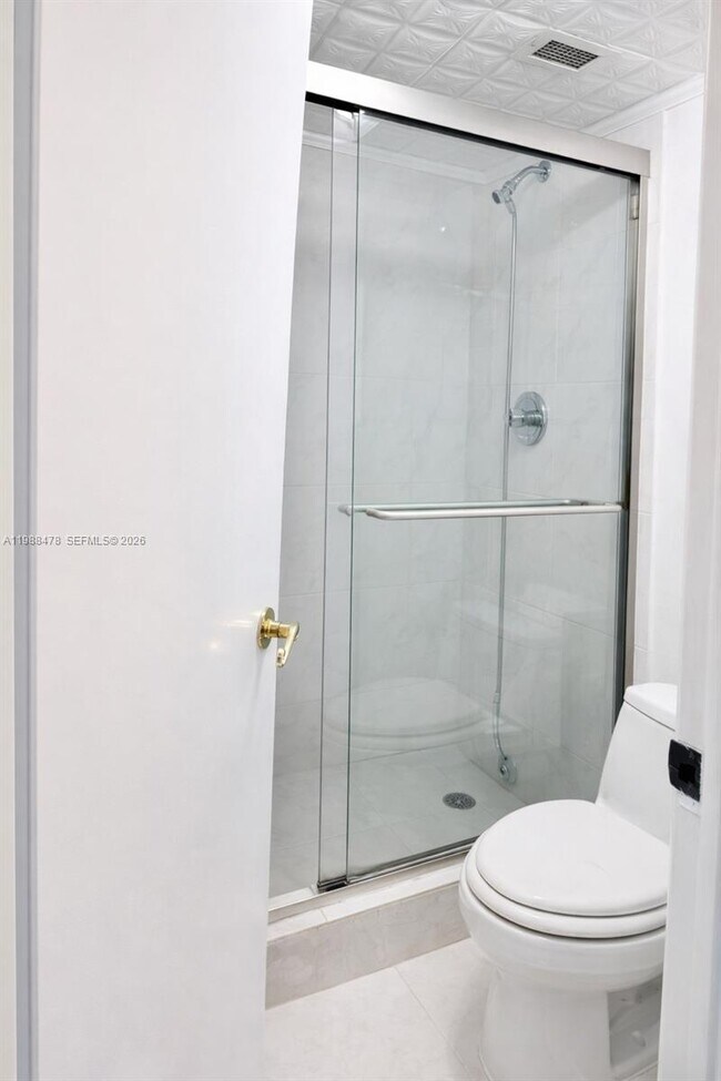 Building Photo - 500 Bayview Dr