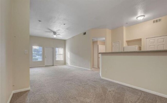 Foto del edificio - BEAUTIFUL 2 BED 2 BATH CONDO LOCATED ACROS...