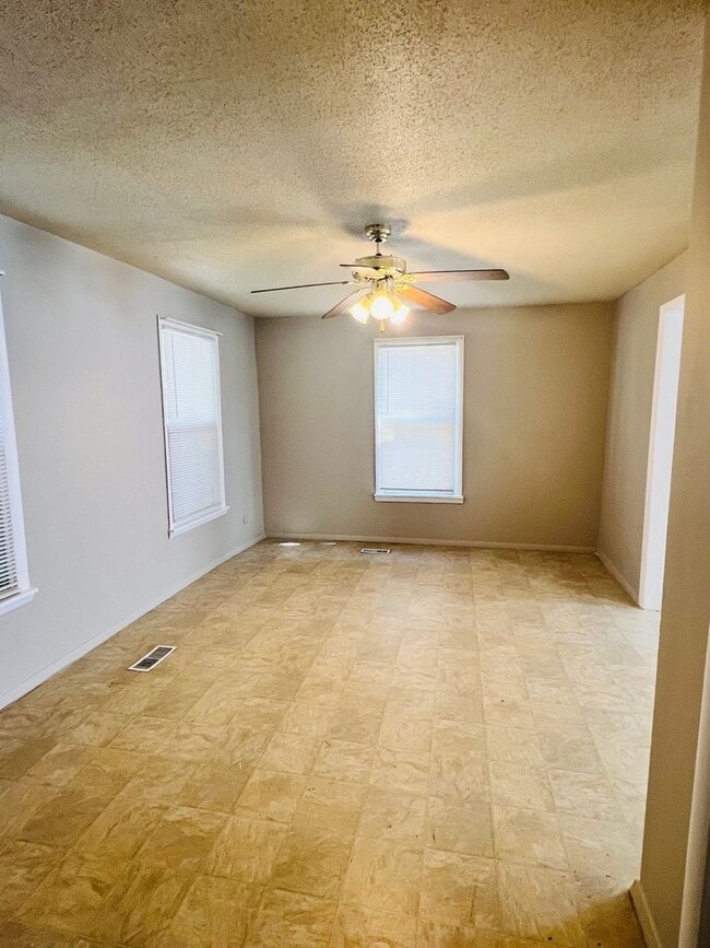 Foto del edificio - Spacious 2 Story Home