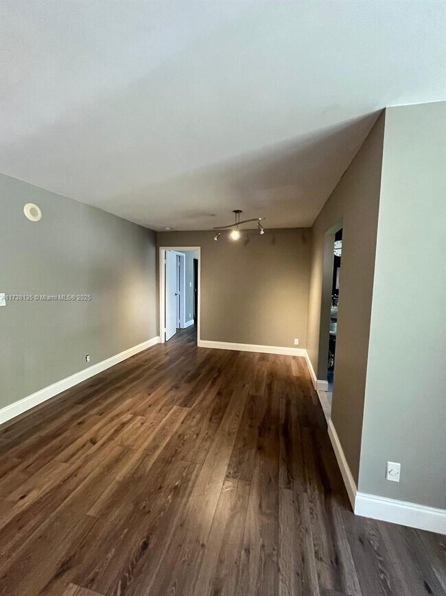 Foto del edificio - 16909 N Bay Rd