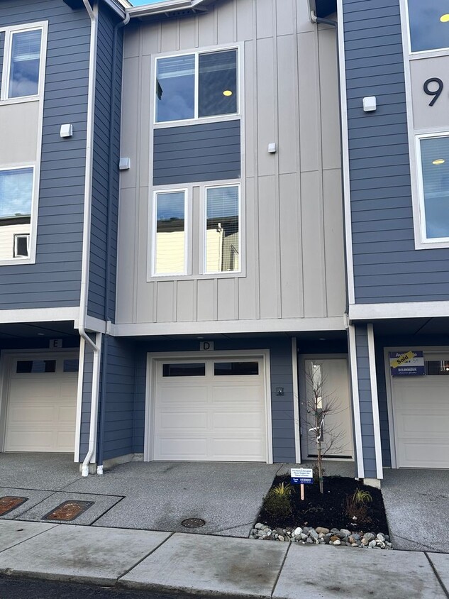 Primary Photo - Like New Townhome with 2-car garage in Sil...