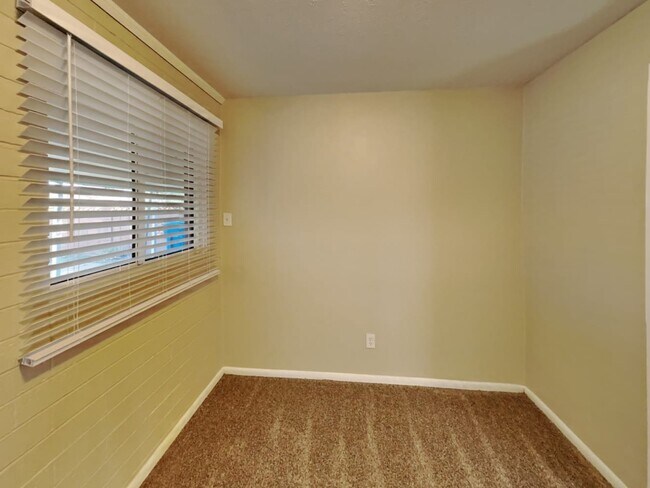 Building Photo - 3036 W Elm St