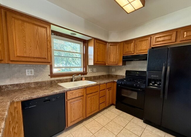 Building Photo - Awesome 2 Bed/1 Bath Duplex Unit! In-Unit ...