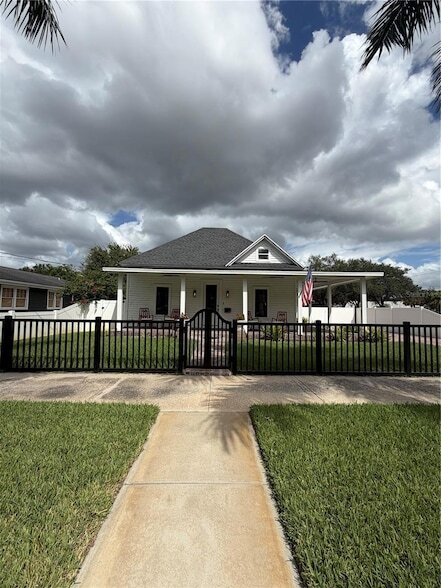 Foto principal - 103 W Frances Ave