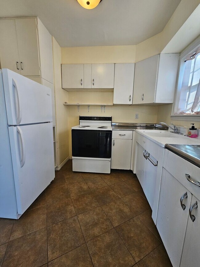 Building Photo - 2 BED | 1 BATH | SINGLE-LEVEL HOME | WEST