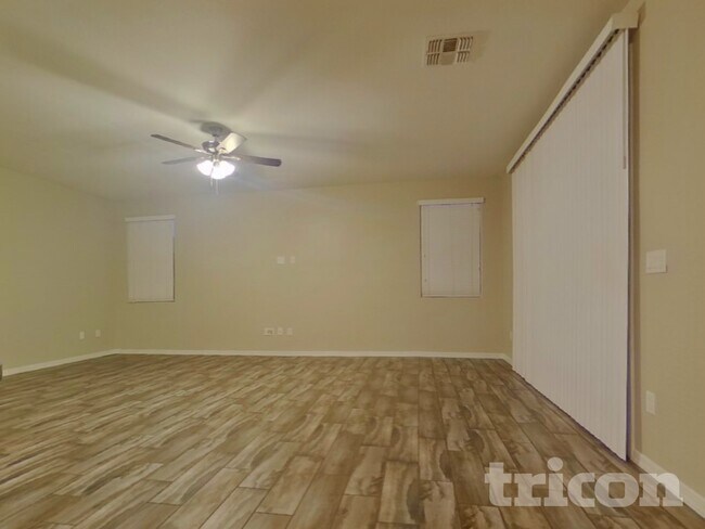 Foto del edificio - 12042 W Fillmore St