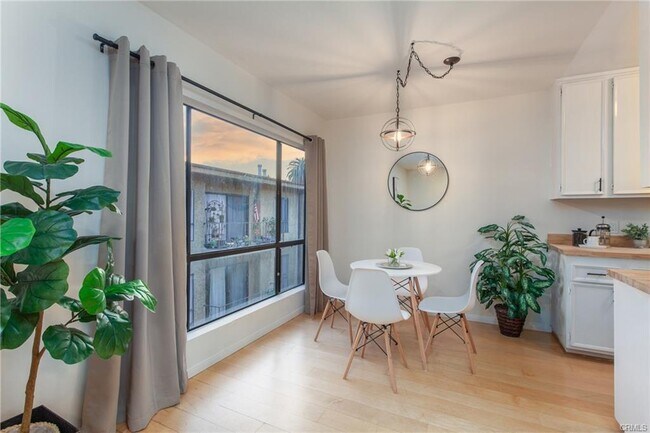 Foto del edificio - 1735 N Fuller Ave