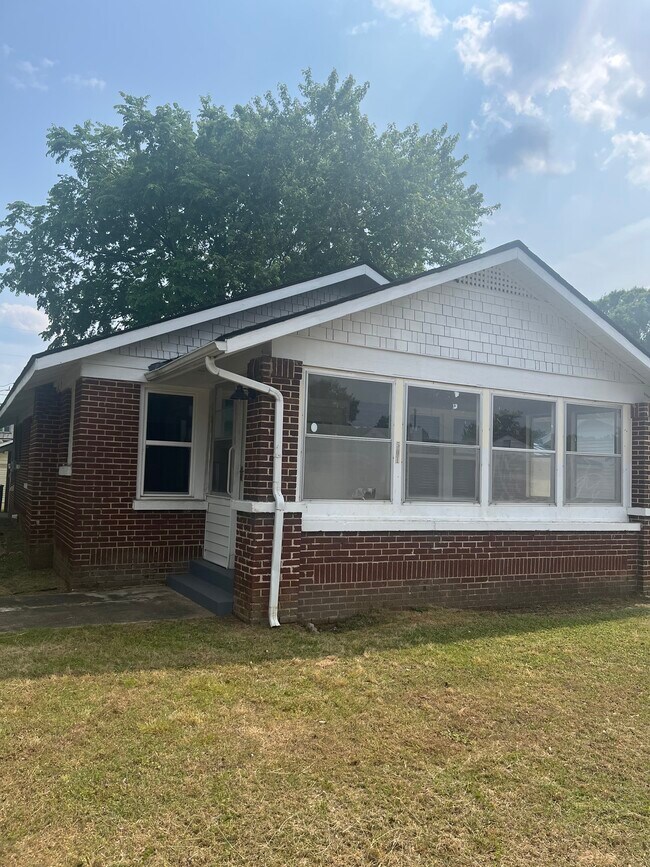 Building Photo - 501 Collier Ave