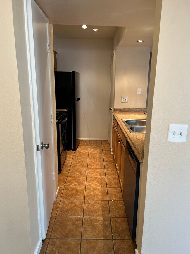 Foto del edificio - Eastside 2 Bedroom Unit! Community Pool!