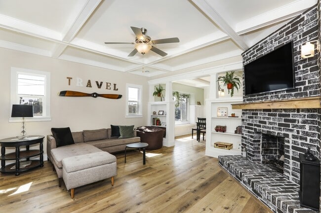 Building Photo - 3220 E 6th St