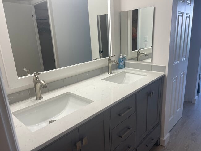 Dual sinks in main bathroom - 1 Key Capri