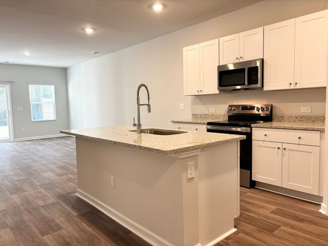 Foto del edificio - ABSOLUTELY BEAUTIFUL BRAND-NEW BUILD TOWNHOME