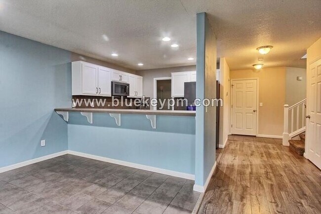 Building Photo - 4 Bed, 2.5 Bath Home in Felida with Pergol...