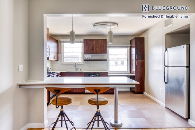 Foto del edificio - 1067 Elkgrove Ave