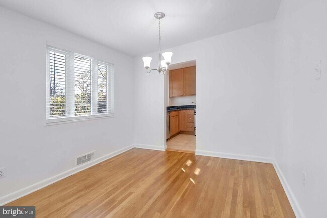 Foto del edificio - 10412 Montrose Ave