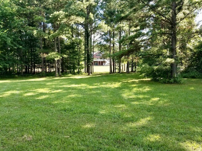 Building Photo - Beautiful Lakefront Rental Home That Has I...