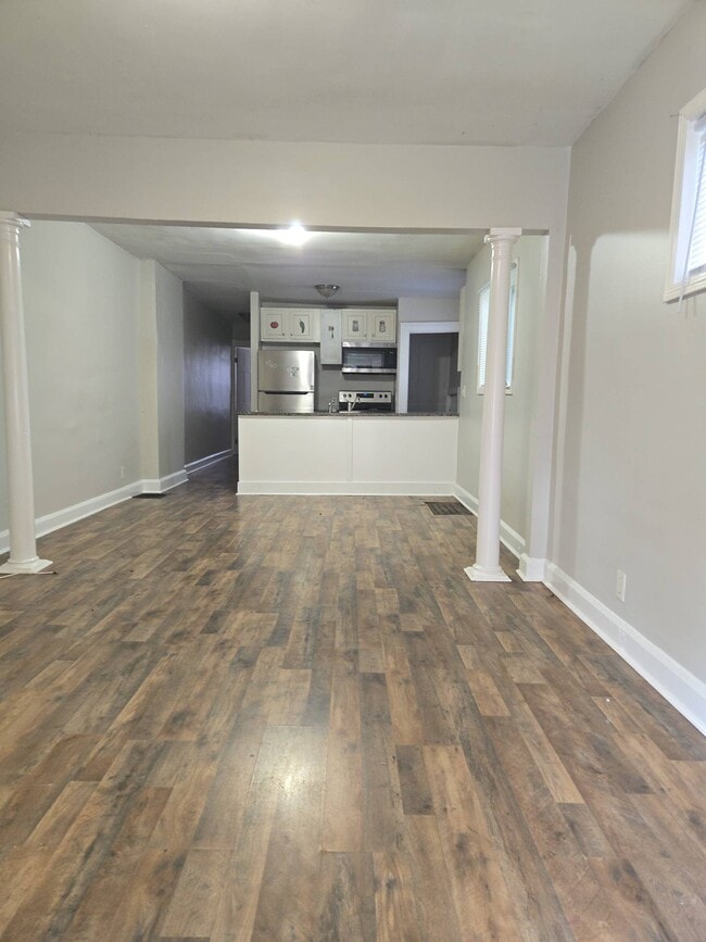 Building Photo - 417 N Beville Ave